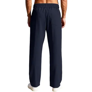 Vista posteriore dei pantaloni sportivi pesanti a coste blu scuro da uomo in dettaglio.