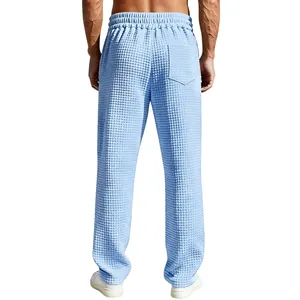 Rückansicht der locker sitzenden Herrenhose mit Waffelstruktur in Hellblau
