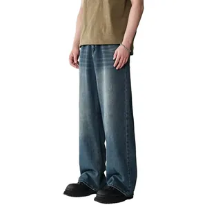 Vista dettagliata dei jeans da uomo vintage lavati blu con vestibilità ampia e dritta