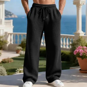 Nahaufnahme der schwarzen Waffelstrick-Hose für Herren mit weitem Bein und Textur.