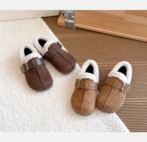 Detailansicht gemütlicher, fleecegefütterter Kinderwinterschuhe in Braun und Hellbraun.