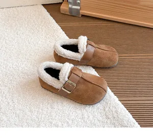 Detailansicht der braunen Wildleder-Kinderschuhe mit weißem Fleecefutter und Schnalle.