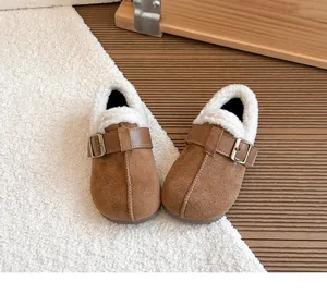 Nahaufnahme der warmen Kinder-Wildlederclogs im Birkenstock-Stil mit weißem Kunstfell