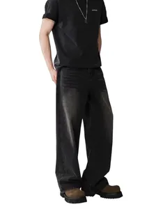 Vista laterale a corpo intero di jeans in denim nero invecchiato da uomo con gamba larga e casual