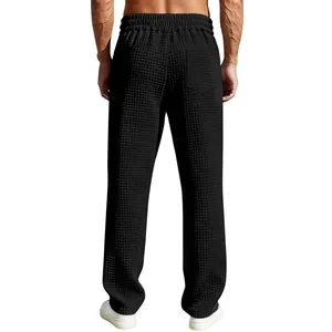 Rückansicht der schwarzen Waffelstrickhose für Herren mit lockerer Passform.
