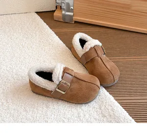 Detailaufnahme warmer Kinder-Winterschuhe mit weichem Kunstfellfutter und Schnalle