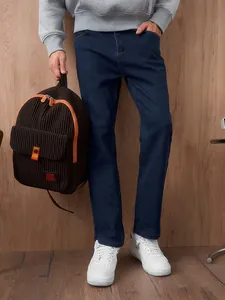 Detailansicht der schmal geschnittenen Herren-Jeans in dunkler Waschung für einen Look