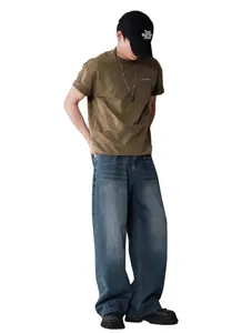 Vista intera dei jeans blu retrò larghi a gamba dritta sul modello per uno stile casual