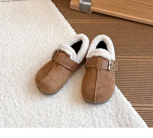 Gemütliche braune Winter-Clogs für Kinder mit weichem weißem Kunstfellfutter und Schnalle