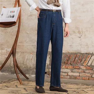 Detailansicht der schmalen, geraden Herrenjeans in dunkelblauer Waschung