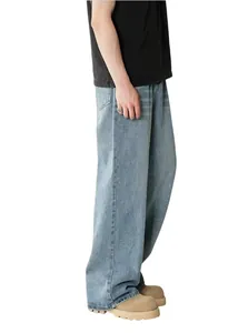 Vista laterale di jeans vintage da uomo blu chiaro a gamba larga e vestibilità ampia