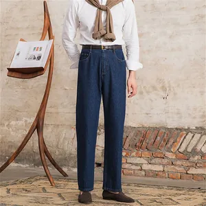 Detailansicht der gewaschenen Herren-Jeans mit geradem Bein in rustikalem Ambiente