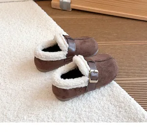 Detailansicht brauner Kinder-Birkenstock-Schuhe mit warmem weißem Fleece-Futter.