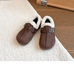 Detailansicht brauner Kinder-Winterclogs aus Wildleder mit warmem Fleecefutter und Schnalle