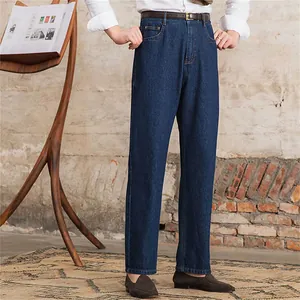 Retro-Lifestyle-Aufnahme einer dunkelblauen Stretch-Jeans für Herren mit geradem Bein