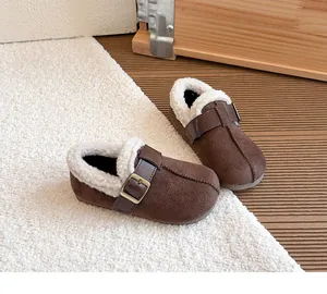 Gemütliche braune Kinder-Fleece-Schuhe im Birkenstock-Stil mit Schnallendetail, Nahaufnahme