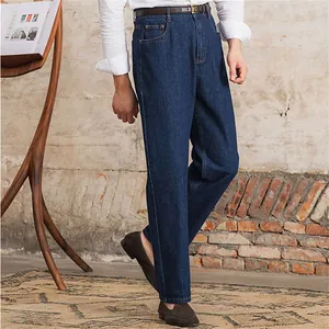 Detailansicht einer klassischen dunkelblauen Straight-Leg-Jeans in einem Vintage-Studio