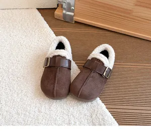 Detailansicht warmer Kinder-Winterschuhe mit weichem Fleecefutter und Wildleder-Finish