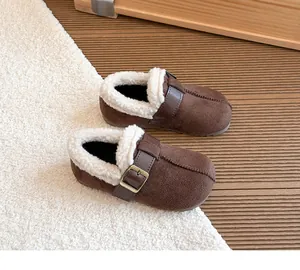 Warme braune Kinder-Birkenstock-Schuhe mit weißem Kunstfellfutter und Schnalle.