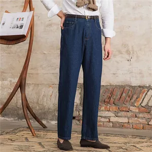 Detailansicht der dunkelblauen, gerade geschnittenen Herrenjeans mit braunen Loafers