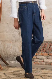 Detailansicht einer dunkelblauen Slim-Fit-Stretch-Jeans für Herren an einem männlichen Model