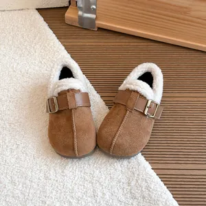 Warme braune Kinder-Birkenstock-Stil Schuhe mit gemütlichem weißem Kunstfellfutter für Winter.