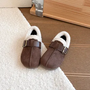 Gemütliche braune Wildleder-Kinderschuhe mit weichem weißem Plüschfutter und Schnalle.