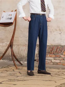 Klassische dunkelblaue Slim Straight Herrenjeans aus Denim in einem professionellen Studio-Set