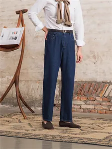 Herren Jeans dunkelblau Stretch Straight Leg mit weißem Hemd und braunem Gürtel