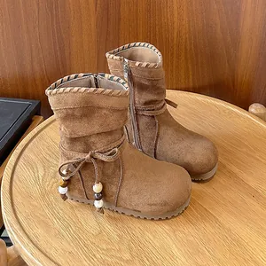 Stivali in pelle scamosciata marrone per bambine con perline decorative e fodera calda