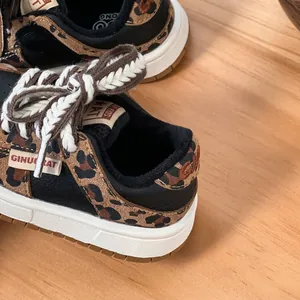 Détail de baskets léopard pour enfants avec doublure chaude et lacets tressés épais