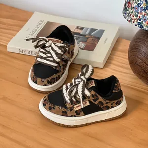 Vue détaillée de baskets pour enfants doublées polaire à motif léopard sur bois.