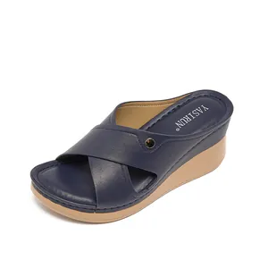 Sandales compensées bleu marine confortables avec brides croisées et coutures durables