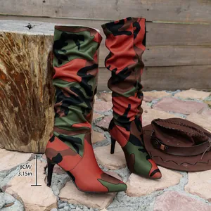 Detailansicht der Stiletto-Stiefel mit Camouflage-Muster und 8 cm Absatzhöhe