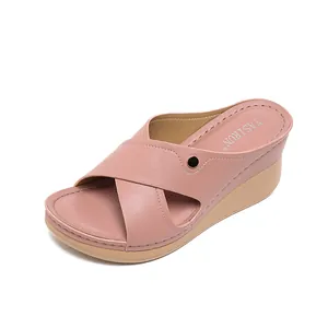Sandales compensées roses élégantes avec brides croisées et semelle confortable pour femme.