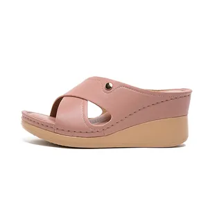 Sandales compensées roses confortables pour femmes avec brides croisées et surpiqûres