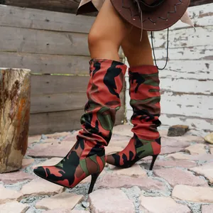 Elegante rote Camouflage-Schlupfstiefel mit spitzer Zehenpartie und Pfennigabsatz
