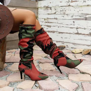 Camouflage-Stiefeletten mit spitzem Zehenbereich und Stiletto-Absatz im Freien