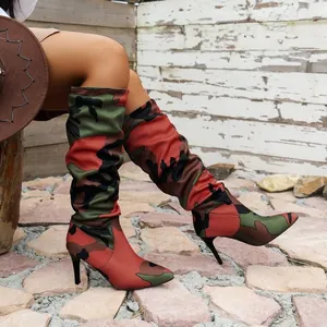 Nahaufnahme von Damen-Stilettostiefeln mit Camouflage-Muster und spitzer Kappe