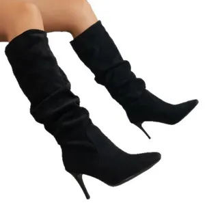 Elegante schwarze Stiletto-Stiefel mit spitzer Kappe und modischen Falten für Damen.