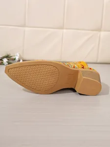 Detaillierte Ansicht der rutschfesten Gummisohle und Blockabsatz für Damenstiefel