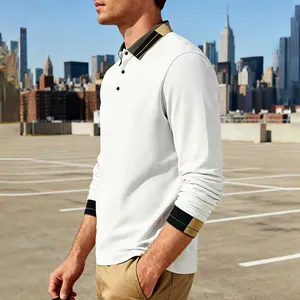 Detailaanzicht van een heren wit poloshirt met lange mouwen en gestreepte kraag en boorden.