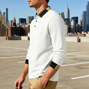 Seitenansicht eines Herren-Langarm-Poloshirts mit gestreiftem Kragen und Manschetten