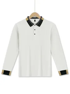 Detail van een heren poloshirt met lange mouwen en jacquard kraag en manchetten.