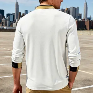 Detailansicht der Rückseite eines Herren-Polohemdes mit Jacquard-Struktur und langen Ärmeln