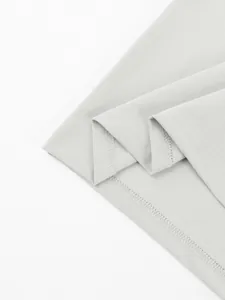Detailopname van hoogwaardige stiksels en piqué-textuur op lichtgrijs poloshirt