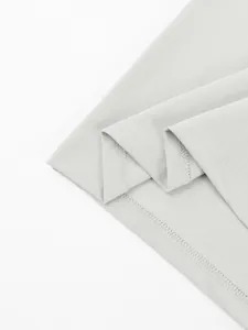 Detailansicht des hochwertigen Piqué-Stoffes und der Saumnaht eines grauen Polohemds.