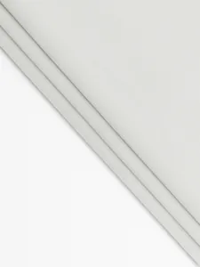 Gedetailleerde weergave van de witte jacquard stoftextuur voor heren poloshirts