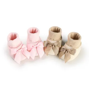 Chaussons doux pour nouveau-né avec grands nœuds décoratifs en rose et beige clair