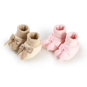 Chaussons souples en coton pour bébé avec nœuds décoratifs élégants en rose et beige